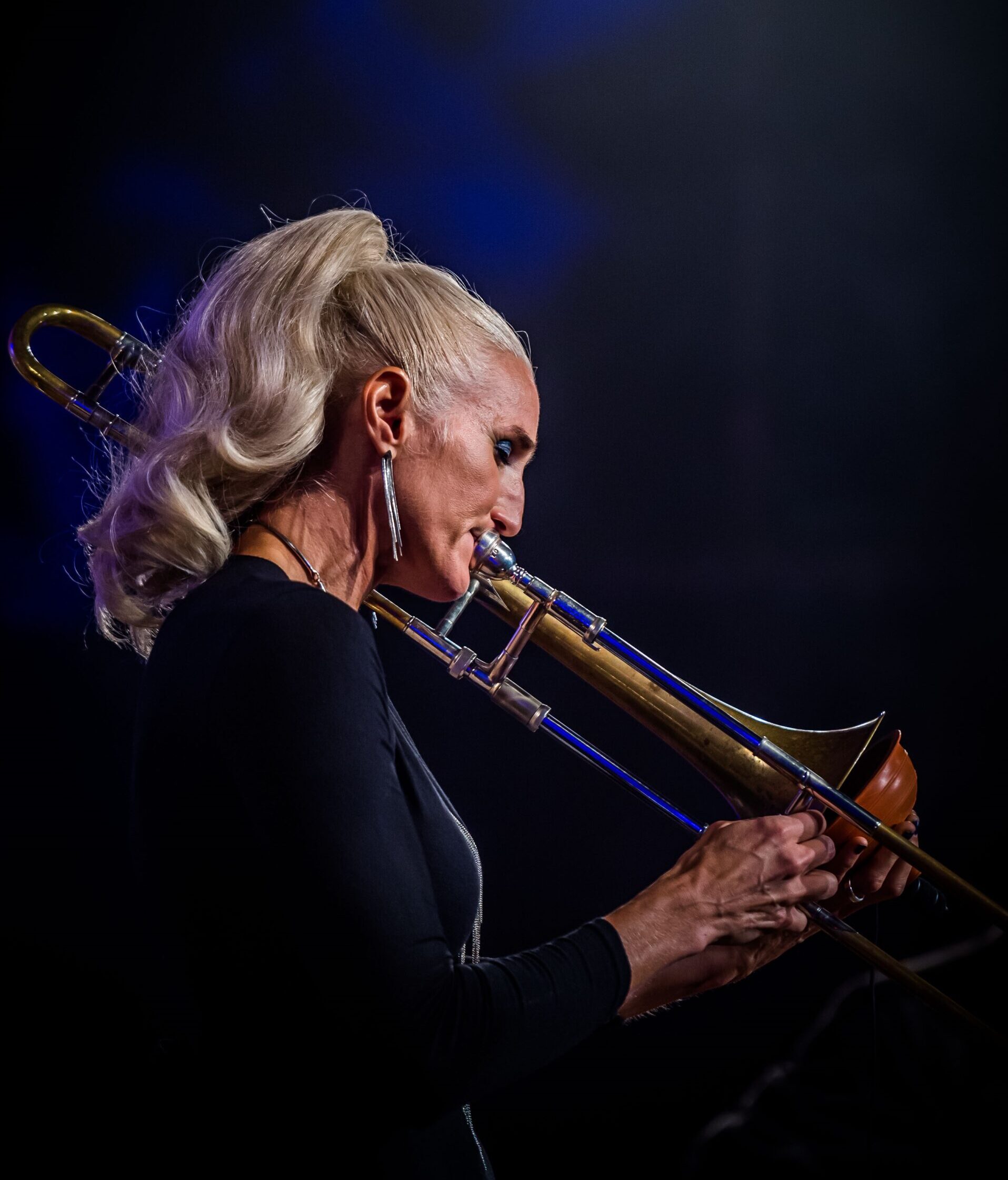 Karin Hammar spelar trombon i Karin Hammar Trio Aventura