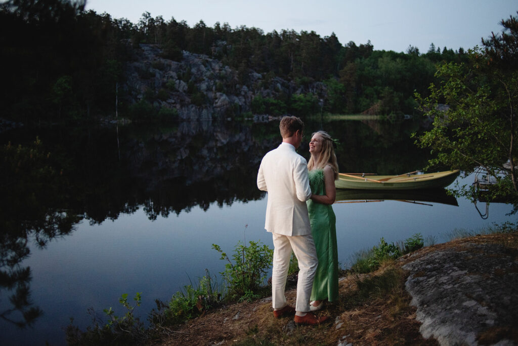 Romantisk bild på bröllopspar vid vattnet